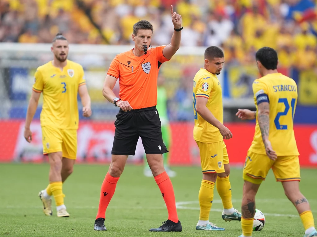 Daniel Siebert przyznał rzut karny dla Rumunii, które dał jej remis i pierwsze miejsce w grupie E Daniel Siebert przyznał rzut karny dla Rumunii, które dał jej remis i pierwsze miejsce w grupie E