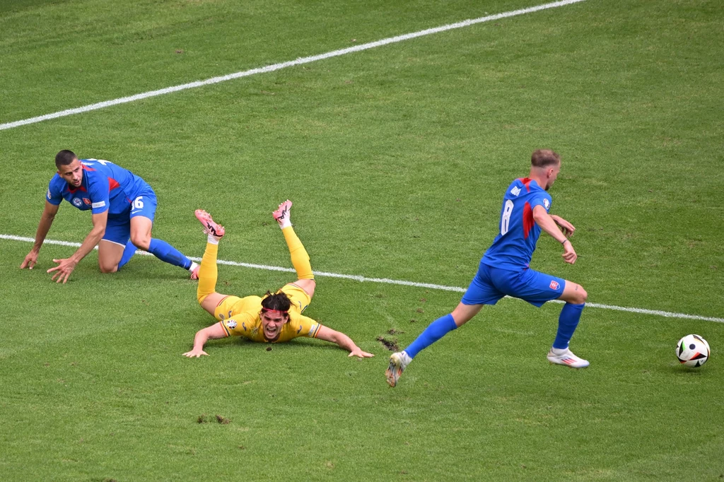 Ianis Hagi (w środku) wywalczył rzut karny dla Rumunii Ianis Hagi (w środku) wywalczył rzut karny dla Rumunii
