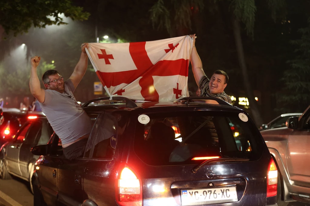 Radość gruzińskich kibiców po awansie reprezentacji do 1/8 finału Euro 2024 Radość gruzińskich kibiców po awansie reprezentacji do 1/8 finału Euro 2024