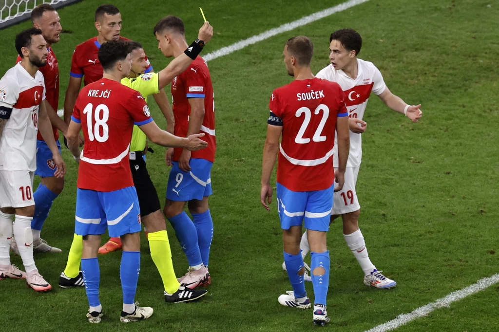 Mecz Czechy - Turcja na EURO okazał się festiwalem kartek Mecz Czechy - Turcja na EURO okazał się festiwalem kartek