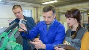 Przeciętny Polak w wieku 15 lat lub więcej w 2023 roku pracował zawodowo dłużej o 11 minut niż dekadę wcześniej