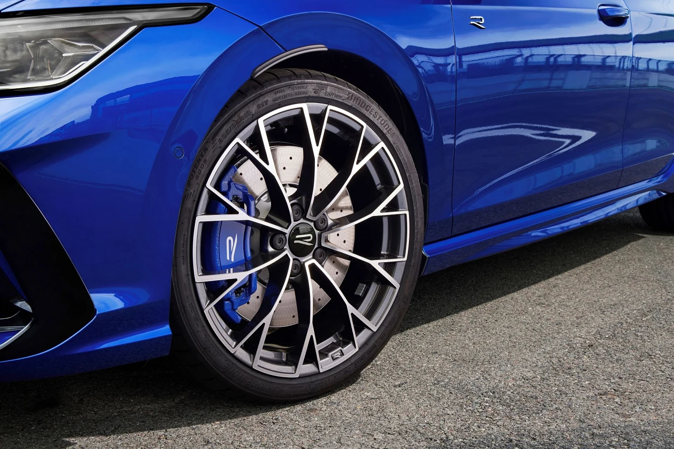Volkswagen Golf R opcjonalnie może być wyposażony w specjalne 19-calowe felgi o wadze ośmiu kilogramów. Volkswagen Golf R opcjonalnie może być wyposażony w specjalne 19-calowe felgi o wadze ośmiu kilogramów.