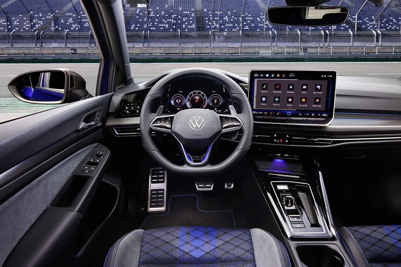 Wewnątrz Volkswagena Golfa R można liczyć m.in. na 12,9-calowy ekran multimediów. Wewnątrz Volkswagena Golfa R można liczyć m.in. na 12,9-calowy ekran multimediów.