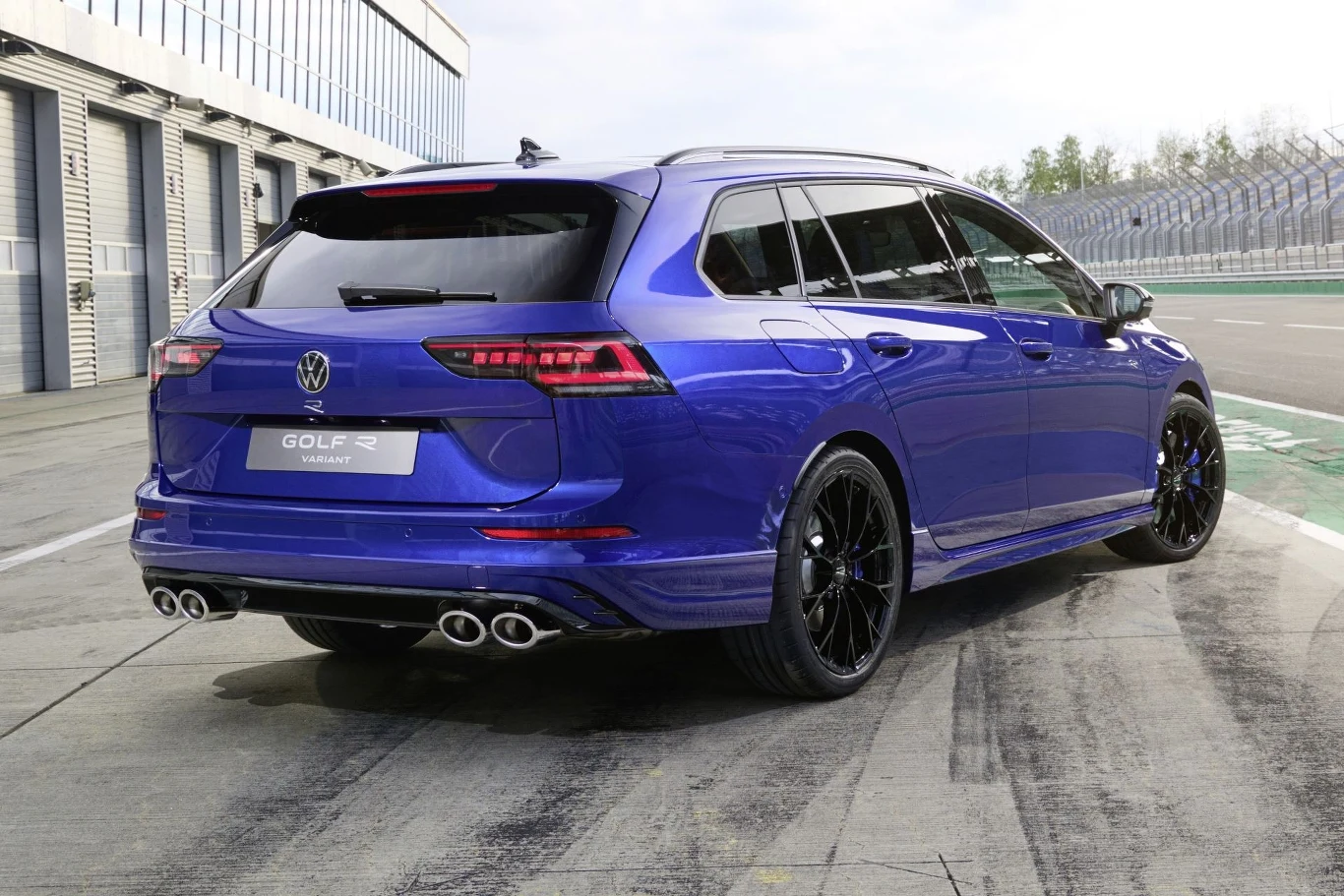 Volkswagen Golf R dostępny jest również z nadwoziem kombi. Przy złożonej tylnej kanapie bagażnik oferuje 1 642 litry pojemności. Volkswagen Golf R dostępny jest również z nadwoziem kombi. Przy złożonej tylnej kanapie bagażnik oferuje 1 642 litry pojemności.
