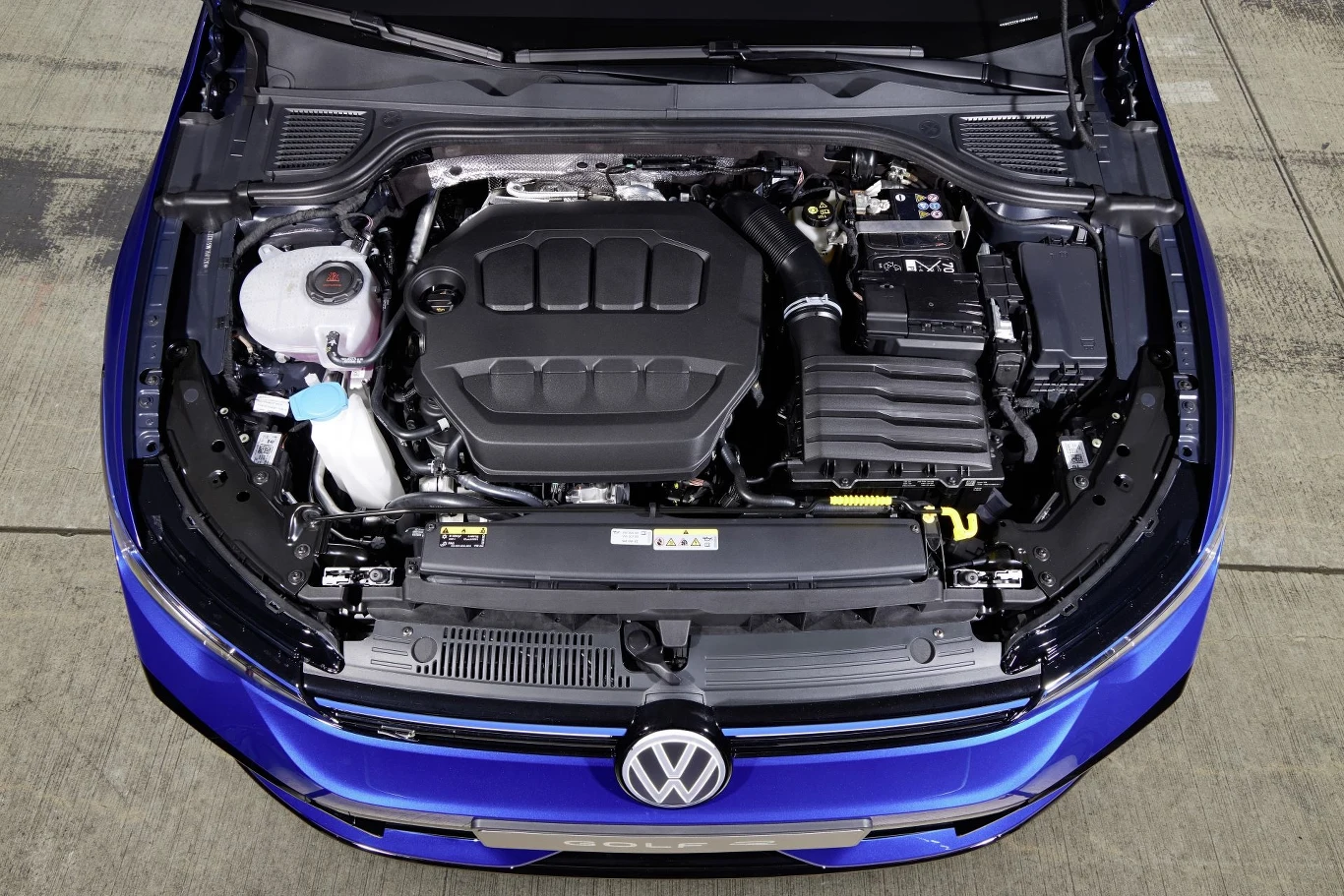 Za wprawianie w ruch Volkswagena Golfa R odpowiada dwulitrowy silnik benzynowy generujący 333 KM i 420 Nm. Za wprawianie w ruch Volkswagena Golfa R odpowiada dwulitrowy silnik benzynowy generujący 333 KM i 420 Nm.