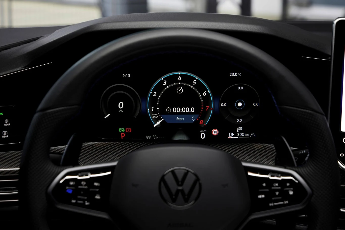 Volkswagen Golf R z pakietem R-Performance oferuje m.in. licznik okrążeń czy miernik przeciążenia. Volkswagen Golf R z pakietem R-Performance oferuje m.in. licznik okrążeń czy miernik przeciążenia.