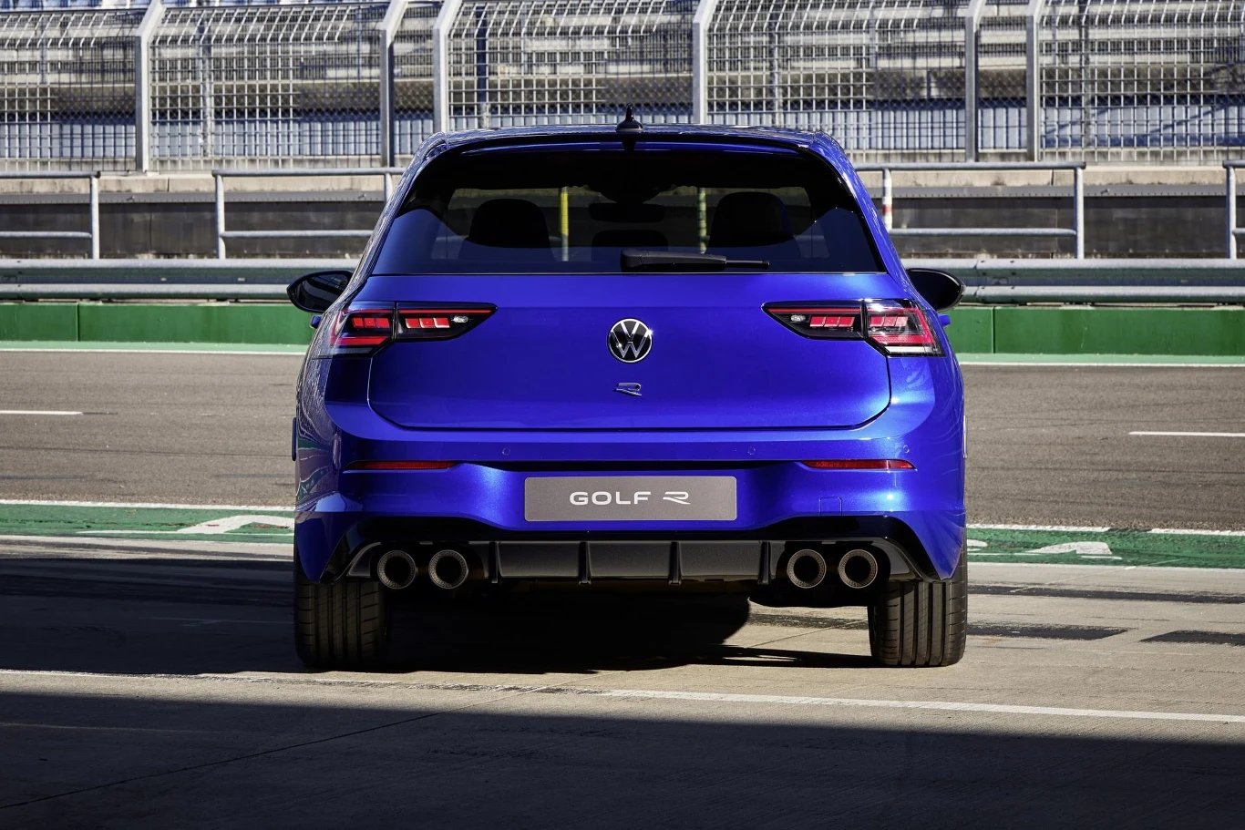 Volkswagen Golf R standardowo oferuje 250 km/h. Z pakietem R-Performance wzrasta ona do 270 km/h. Volkswagen Golf R standardowo oferuje 250 km/h. Z pakietem R-Performance wzrasta ona do 270 km/h.