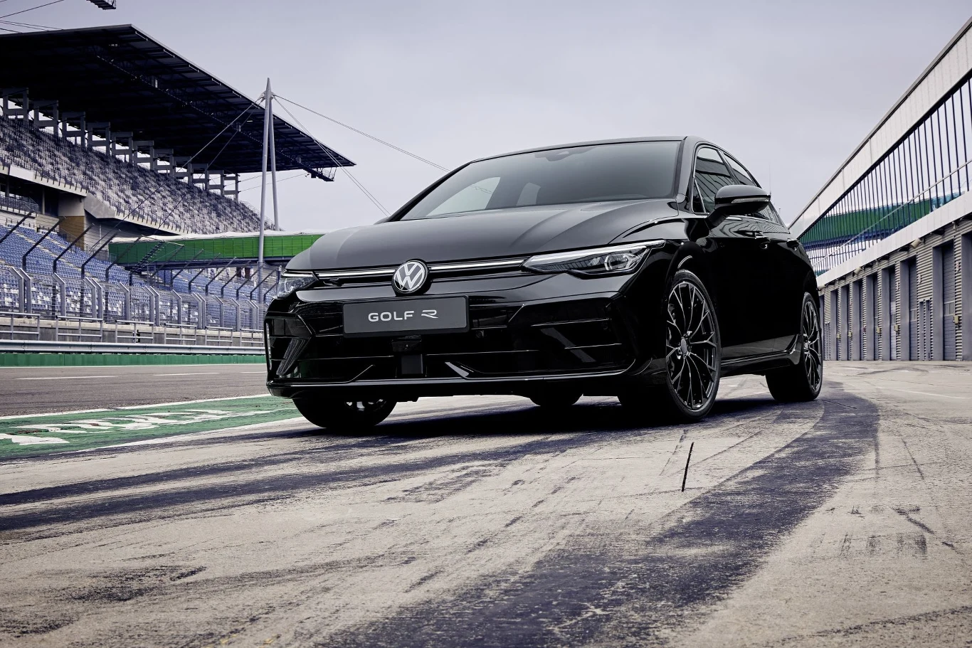 Volkswagen Golf R dostępny będzie również w wersji Black Edition. Charakteryzuje się ona czarnym lakierem nadwozia, czarnymi felgami czy przyciemnionymi emblematami Volkswagena i odmiany R. Volkswagen Golf R dostępny będzie również w wersji Black Edition. Charakteryzuje się ona czarnym lakierem nadwozia, czarnymi felgami czy przyciemnionymi emblematami Volkswagena i odmiany R.