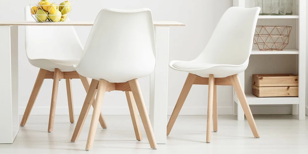 W przypadku stołu w jednolitym białym kolorze postaraj się dopasować krzesła do stylu pomieszczenia