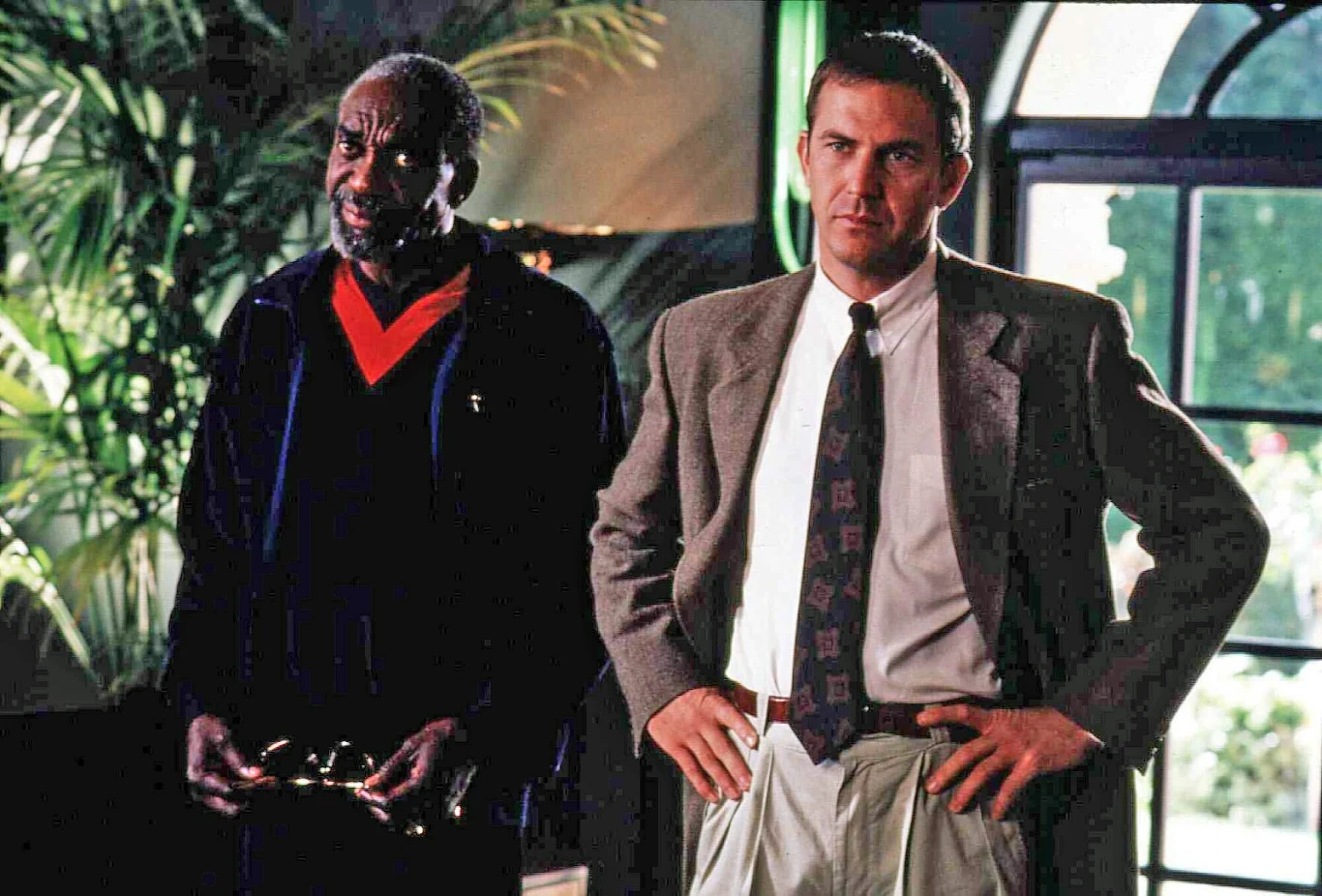 Bill Cobbs i Kevin Costner w scenie z filmu "Bodyguard" Bill Cobbs i Kevin Costner w scenie z filmu "Bodyguard"