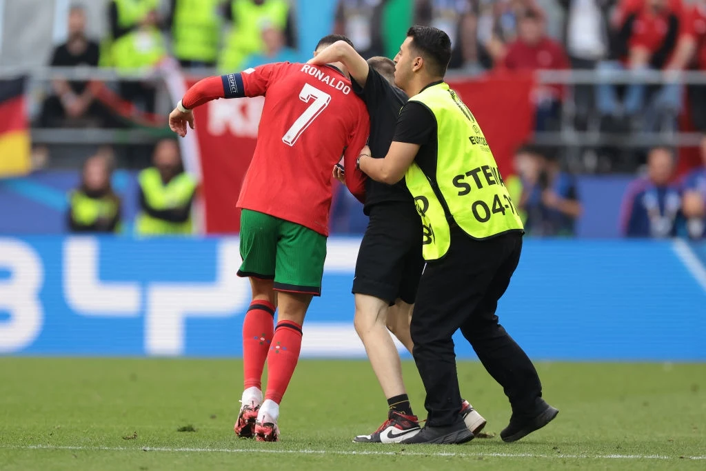 Cristiano Ronaldo regularnie pada ofiarą "ataków" kibiców Cristiano Ronaldo regularnie pada ofiarą "ataków" kibiców