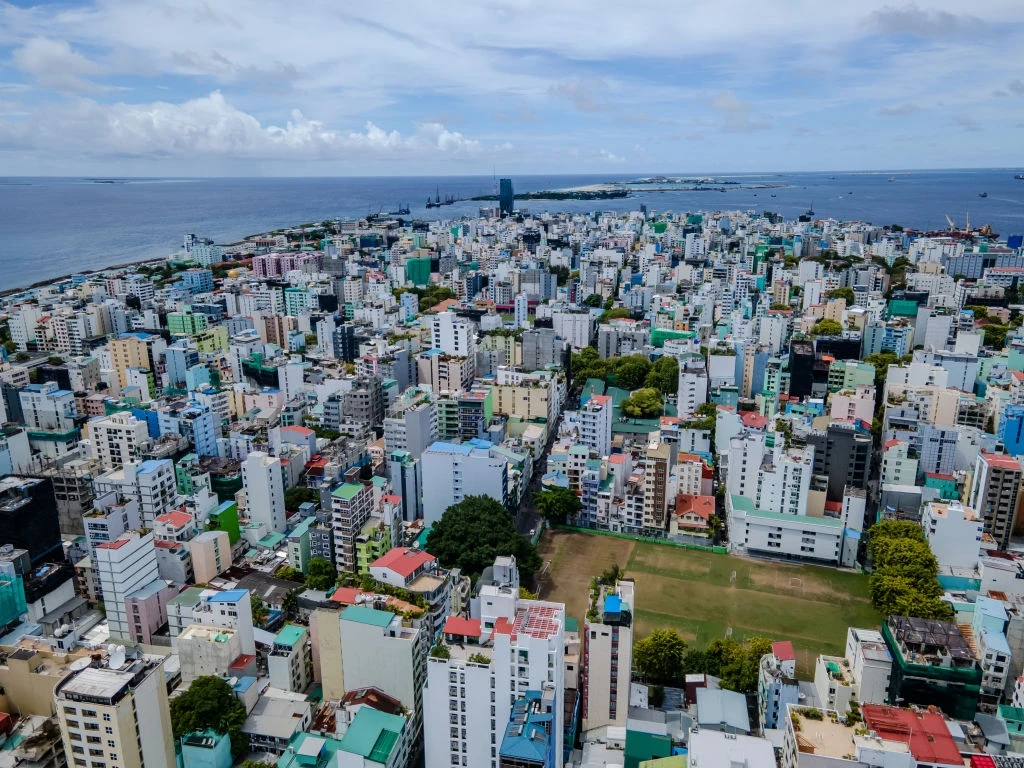 Male, stolica Malediwów. Minister klimatu tego kraju została aresztowana i oskarżona o uprawianie czarnej magii Male, stolica Malediwów. Minister klimatu tego kraju została aresztowana i oskarżona o uprawianie czarnej magii
