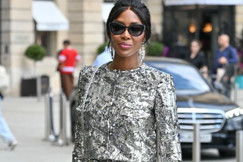 Naomi Campbell w srebrnym zestawie. Modelka olśniła na pokazie w Paryżu