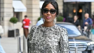 Naomi Campbell w srebrnym zestawie. Modelka olśniła na pokazie w Paryżu