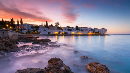 Spetses nazywana jest idealną grecką wyspą. Skąd to określenie? 