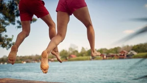 Rozgrzane ciało od słońca, po zetknięciu z zimną wodą w basenie czy jeziorze, może doznać szoku termicznego