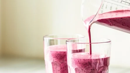 Ten owsiany koktajl jest gęsty, sycący i przepyszny