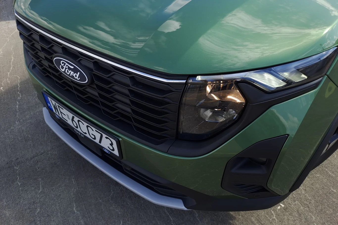 Ford Tourneo Courier zwraca na siebie uwagę m.in. ciekawie wystylizowanym, dość kwadratowym, przodem.