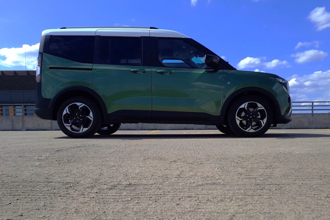 Ford Tourneo Courier oferuje typowe dla kombivana "pudełkowate" nadwozie.