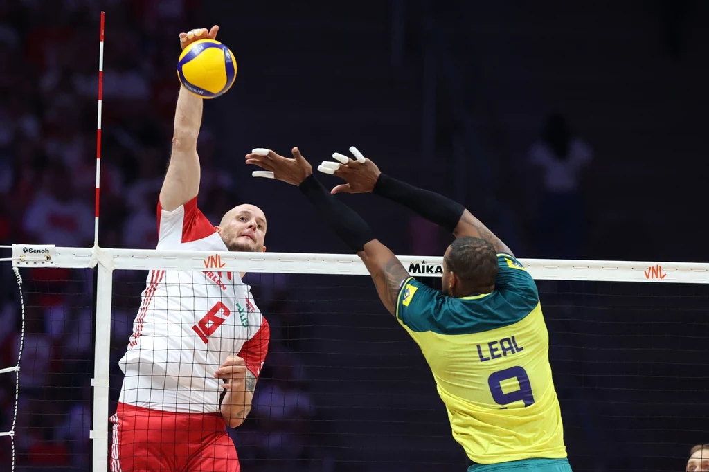 Bartosz Kurek atakuje w trakcie meczu z Brazylią w Lidze Narodów Bartosz Kurek atakuje w trakcie meczu z Brazylią w Lidze Narodów