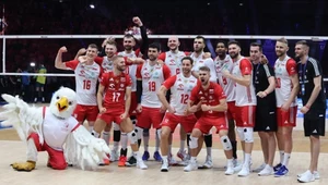 Siatkarze reprezentacji Polski pozują do zdjęcia po wygranym meczu ćwierćfinałowym Ligi Narodów z Brazylią
