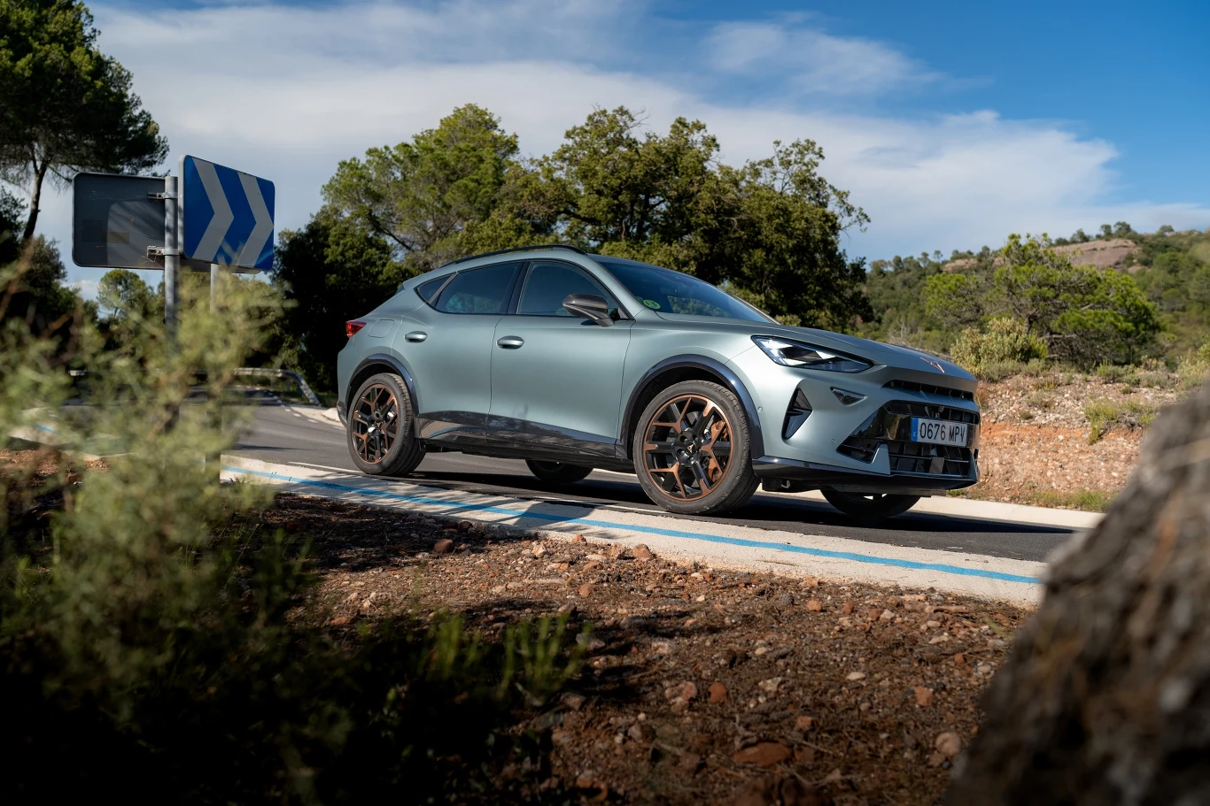 Nowa Cupra Formentor VZ. Matowy lakier i miedziane felgi to znak rozpoznawczy. Nowa Cupra Formentor VZ. Matowy lakier i miedziane felgi to znak rozpoznawczy.