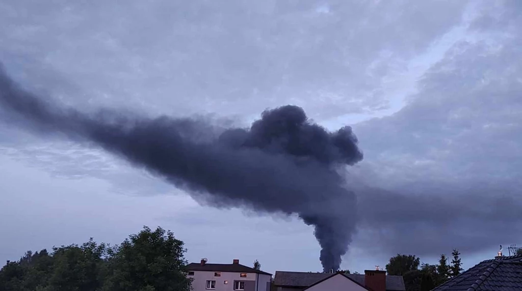 Pożar w Sławkowie. Mieszkańcy proszeni o ograniczenie otwierania okien Pożar w Sławkowie. Mieszkańcy proszeni o ograniczenie otwierania okien