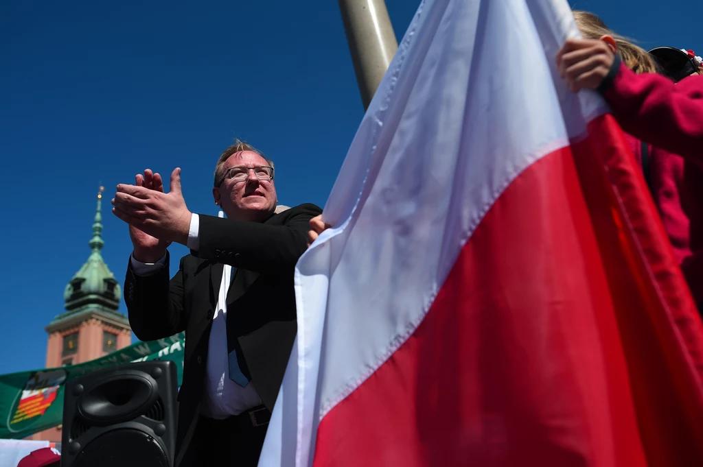 Manifestacja Polskiego Ruchy Antywojennego, na zdjęciu Leszek Sykulski, lider "Bezpiecznej Polski", której zarzuca się szerzenie rosyjskich narracji. Sam Sykulski zaprzecza, by jego partia była prorosyjska. Manifestacja Polskiego Ruchy Antywojennego, na zdjęciu Leszek Sykulski, lider "Bezpiecznej Polski", której zarzuca się szerzenie rosyjskich narracji. Sam Sykulski zaprzecza, by jego partia była prorosyjska.