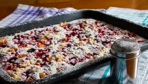 Znalazłam ten przepis w notesie babci. Placek z owocami leśnymi piekę co lato