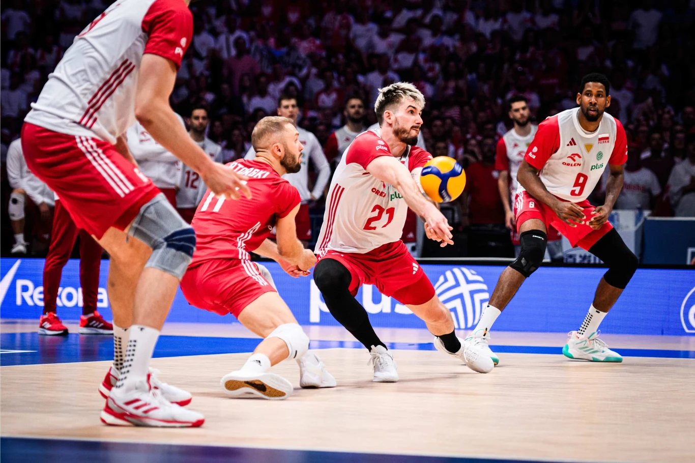 Siatkówka. Tomasz Fornal przyjmuje zagrywkę w trakcie meczu Polska - Brazylia