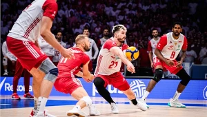 Siatkówka. Tomasz Fornal przyjmuje zagrywkę w trakcie meczu Polska - Brazylia