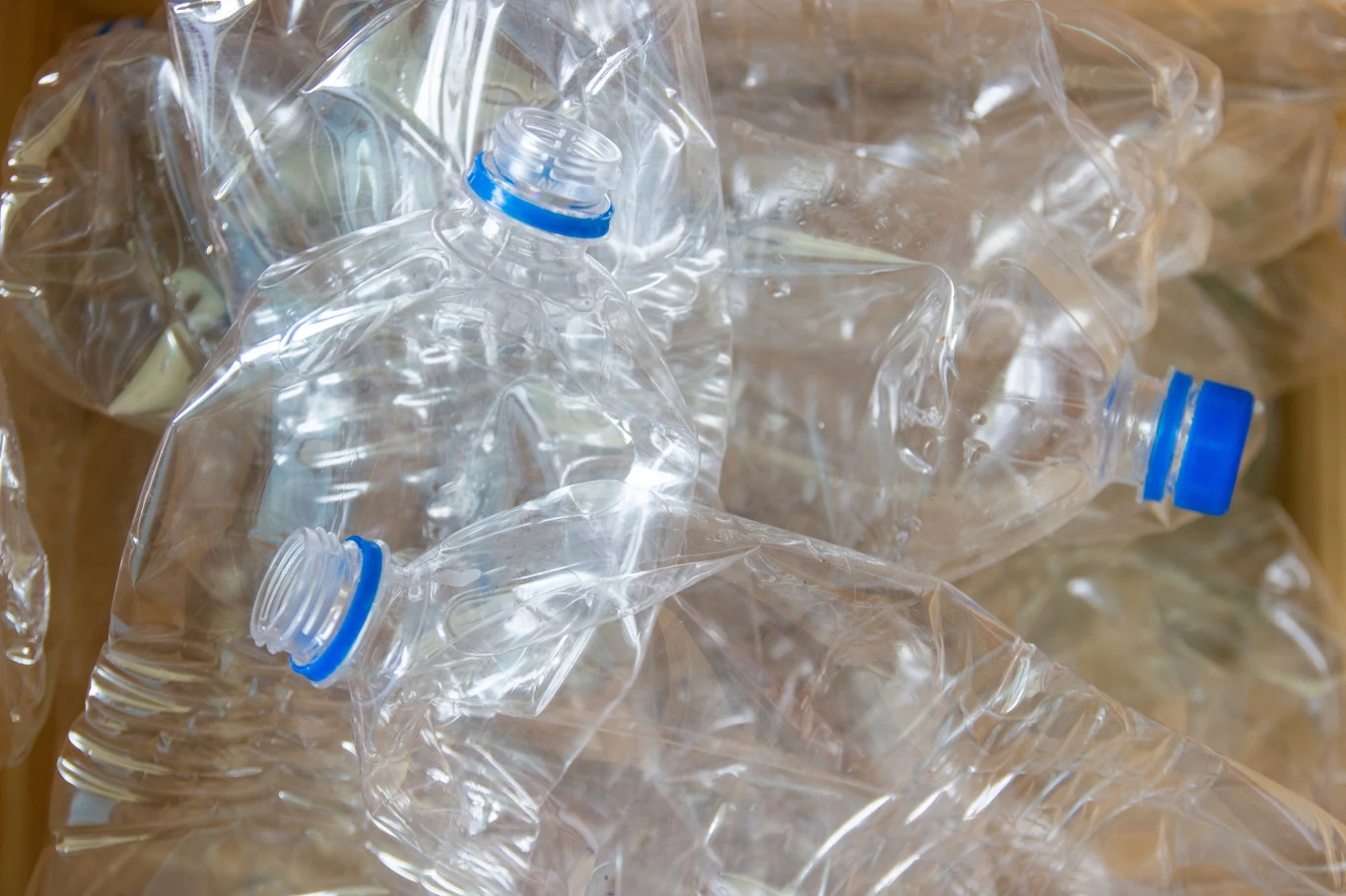 Butelkę lub karton trzeba zgnieść, a następnie zakręcić nakrętkę