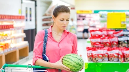 Jak wybrać dojrzałego i słodkiego arbuza? Wystarczy zwrócić uwagę na te szczegóły.