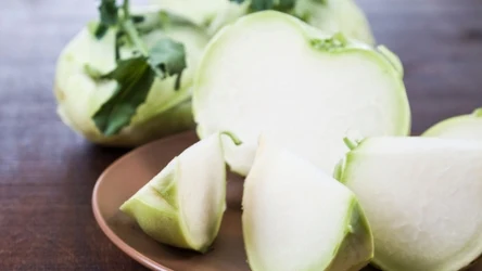 Zarówno świeża, jak i kiszona kalarepa to dobry dodatek do wielu dań. 