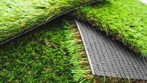 Zawsze wygląda idealnie i przetrwa każdy upał. Jak wybrać sztuczną trawę na balkon?