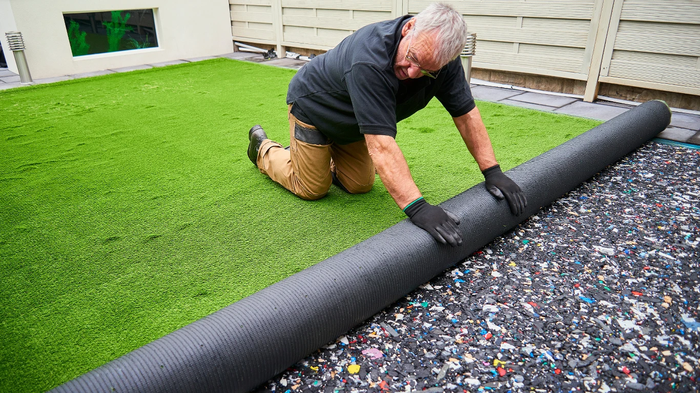 Montaż sztucznego trawnika na tarasie.