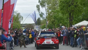 Rajd Polski 2023. Załoga Efren Llarena i Sara Fernandez w Skoda Fabia RS podczas ceremonii startu 