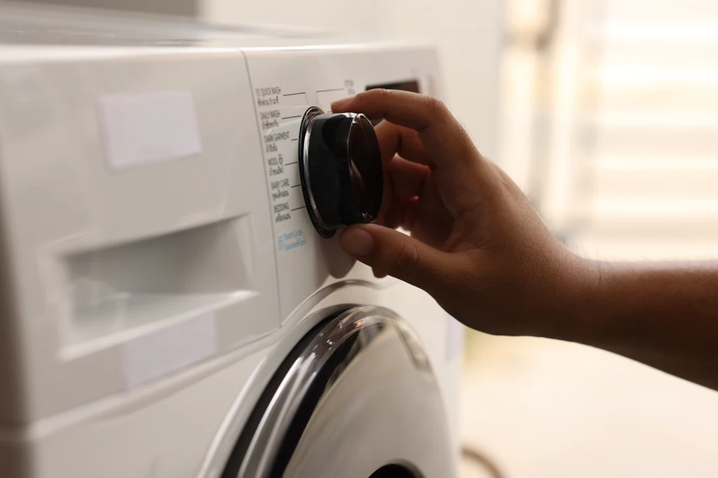 Kiedy robić pranie żeby było taniej? Różnicę zauważysz na rachunkach