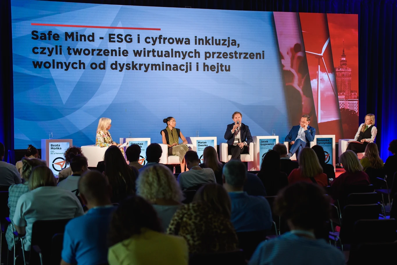 W dyskusji o tworzeniu cyfrowych przestrzeni wolnych od hejtu wzięli udział: od lewej: Beata Mońka, CEO Art of Networking, Omenaa Mensach, Prezeska Omenaa Foundation, Marian Owerko, założyciel i członek rady nadzorczej Foodwell, oraz założyciel sieci klinik Gedeon, Jacek Łęgiewicz, Corporate Affairs Director, Samsung Electronics Polska i Dominika Tarczyńska, dziennikarka ekologiczna telewizji Polsat News