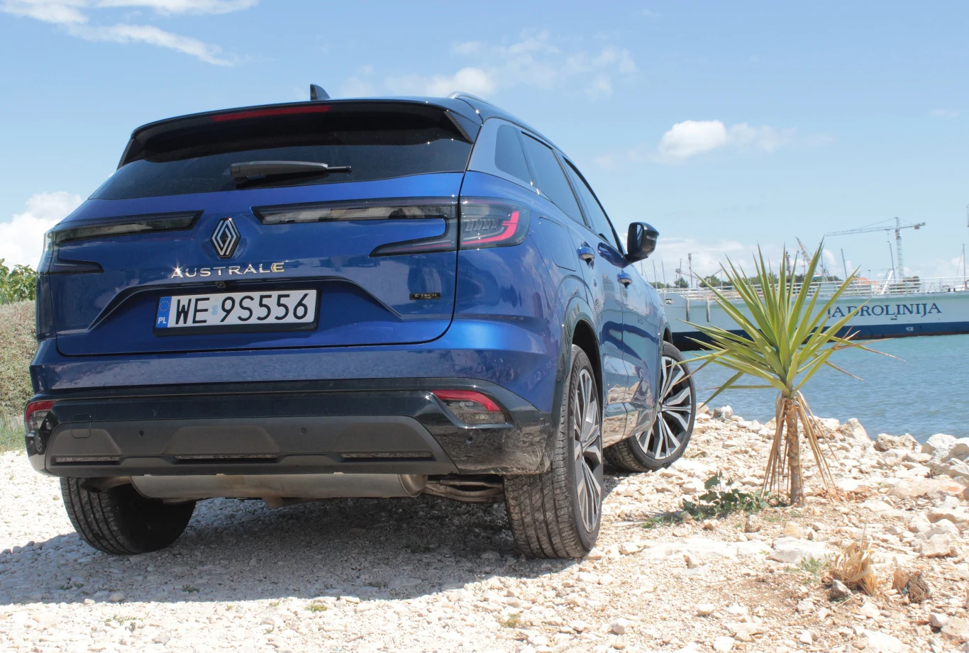 Pojemność bagażnika Renault Austral jest zupełnie wystarczjąca. Denerwować może jedynie mocno wystający zderzak - w deszczowe dni łatwo zabrudzić o niego nogawki spodni Pojemność bagażnika Renault Austral jest zupełnie wystarczjąca. Denerwować może jedynie mocno wystający zderzak - w deszczowe dni łatwo zabrudzić o niego nogawki spodni