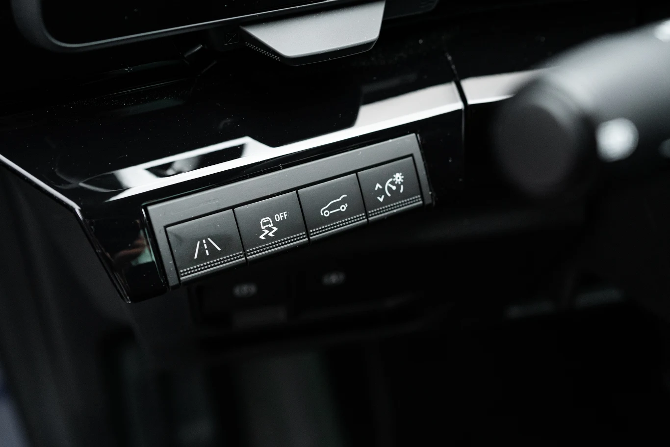 Elektroniczne systemy wspomagania jazdy Renault Austral działają zaskakujaco sprawnie i stabilnie Elektroniczne systemy wspomagania jazdy Renault Austral działają zaskakujaco sprawnie i stabilnie