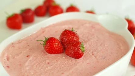 Budyń jaglany z truskawkami to pyszny deser, który pomoże też schudnąć