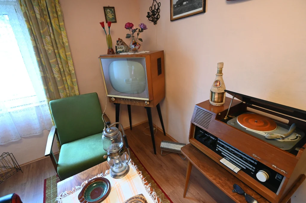 Meble z PRL ponownie cieszą się wzięciem. Niektóre modele foteli i krzeseł mogą być warte tysiące złotych 