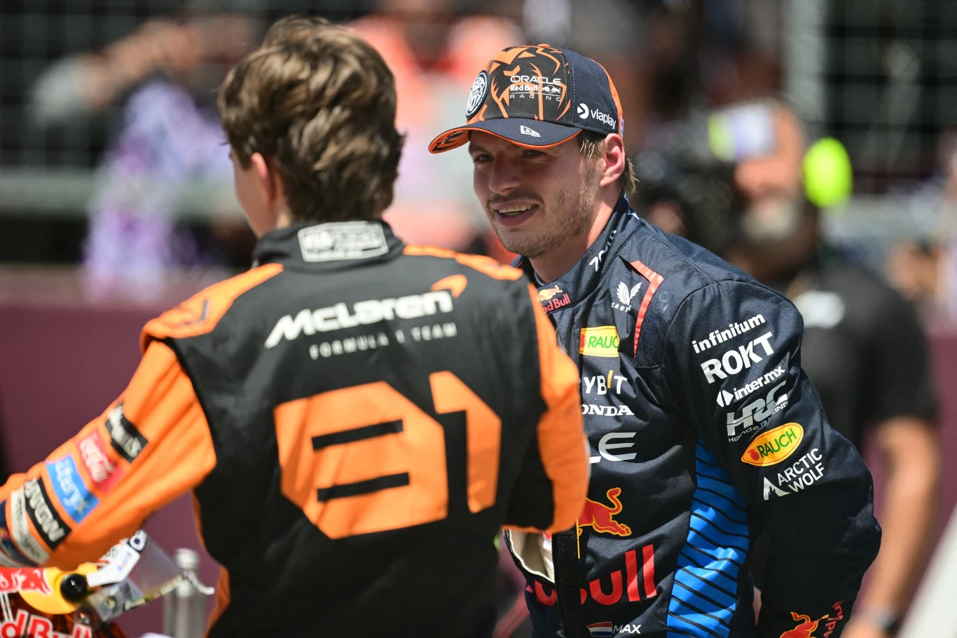 Max Verstappen w rozmowie z Oscarem Piastrim Max Verstappen w rozmowie z Oscarem Piastrim