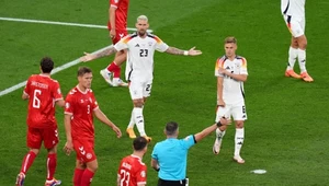 Michael Oliver prowadzący spotkanie Niemcy - Dania