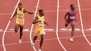 Noah Lyles (w środku) na mecie finałowego biegu na 200 m