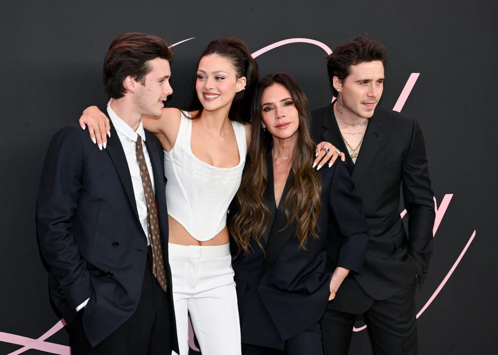 Cruz Beckham, Nicola Peltz, Victoria Beckham i Brooklyn Beckham Cruz Beckham, Nicola Peltz, Victoria Beckham i Brooklyn Beckham