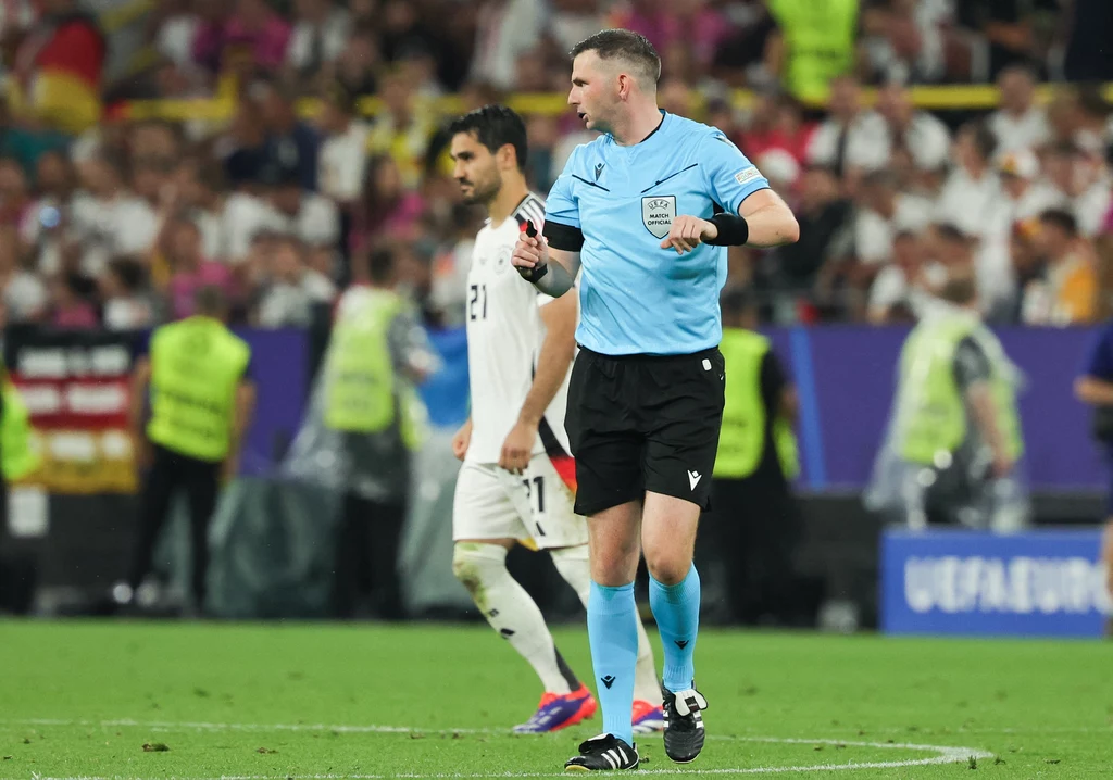 Michael Oliver nie miał łatwo podczas meczu Niemcy - Dania