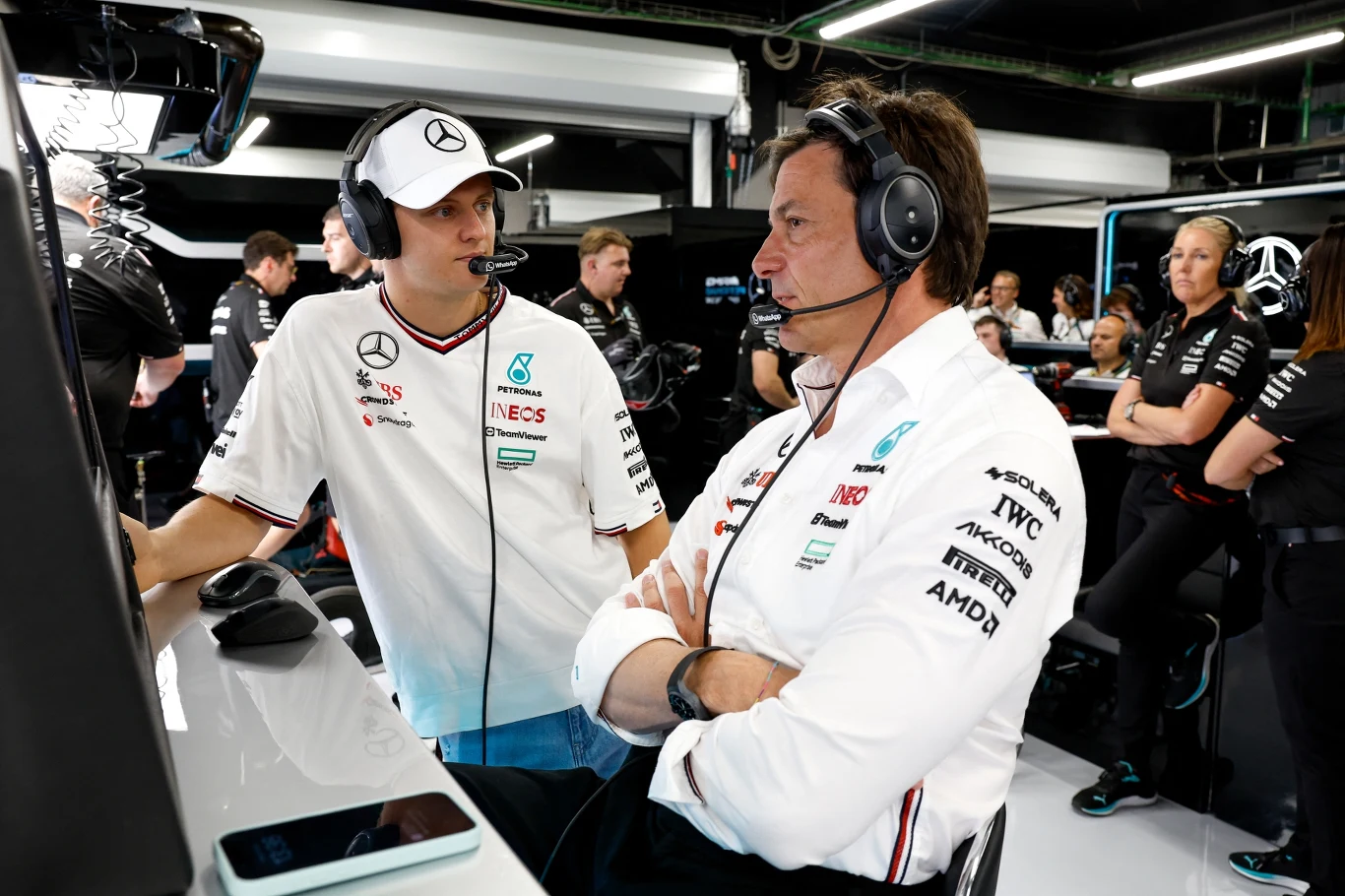 Mick Schumacher (po lewej) i Toto Wolff