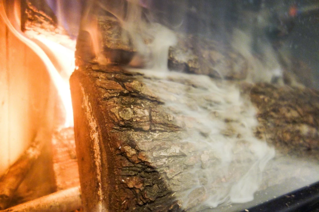 Eksploatacja kominków opalanych drewnem będzie możliwa w stolicy Dolnego Śląska pod warunkiem, że nie będą one podstawowym źródłem ciepła w lokalu, a emisja pyłu z nich nie przekroczy 50 mg/metr sześc.